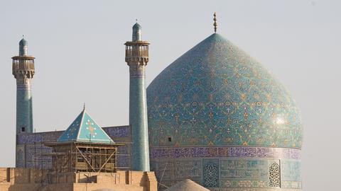 Zwei Minarette dominieren die Ansicht der großen Schah-Moschee auf dem zentralen Meidan-Platz in Isfahan. Aufnahme vom März 2009.