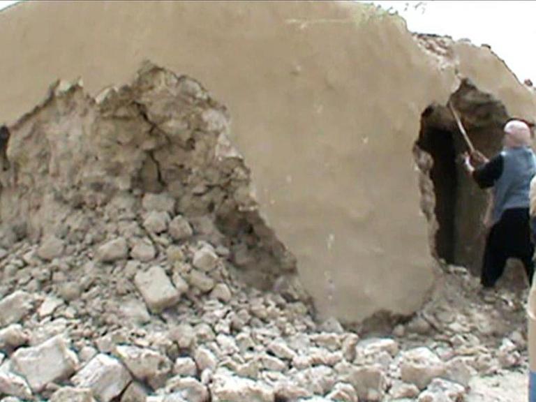 Bilder aus einem Video, das die Zerstörung von Mausoleen 2012 in Timbuktu zeigt.