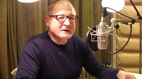 Burghart Klaußner bei den Aufnahmen zum Hörspiel "Das Geld". Die Aufnahmen fanden statt vom 4.-11. November 2013 im Studio von Radio Bremen.