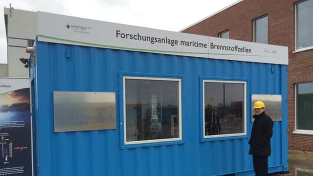 In einem blau lackierten Industriecontainer residiert die Forschungsanlage maritime Brennstoffzellen