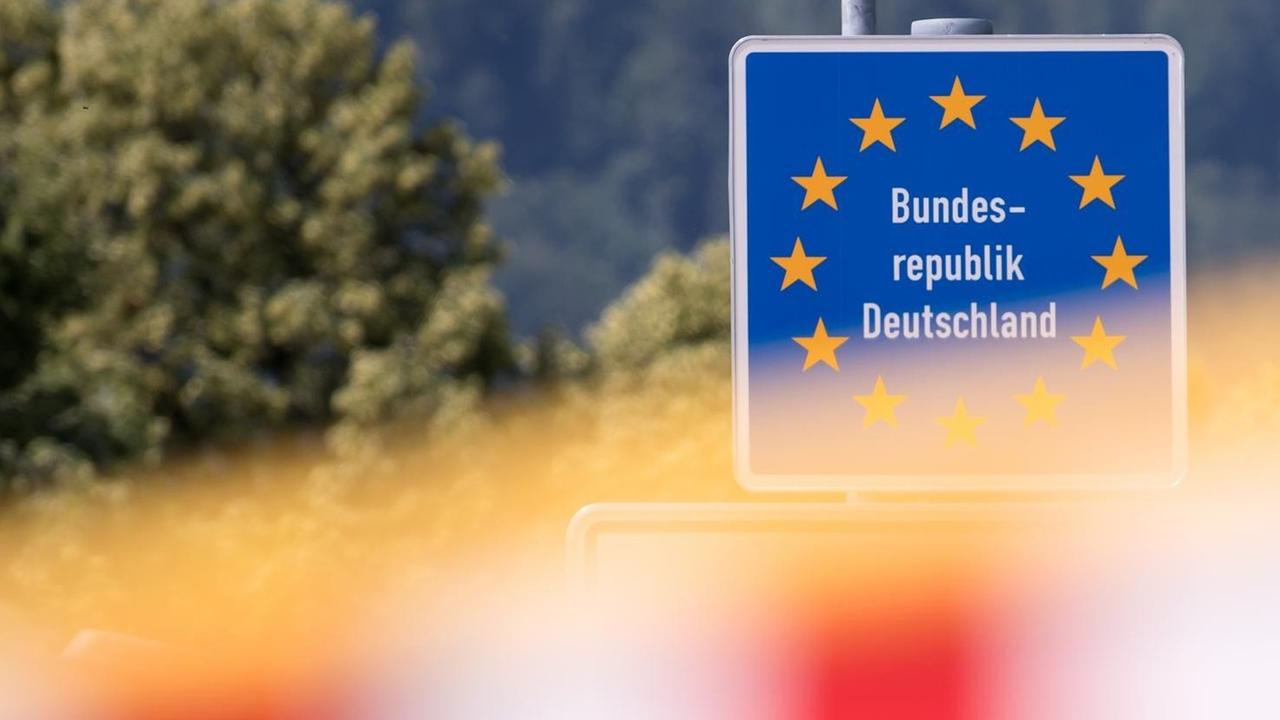 Eine Baustelle ist am Grenzübergang zwischen Deutschland und Österreich zu sehen. Im Hintergrund steht ein Schild mit der Aufschrift "Bundesrepublik Deutschland"