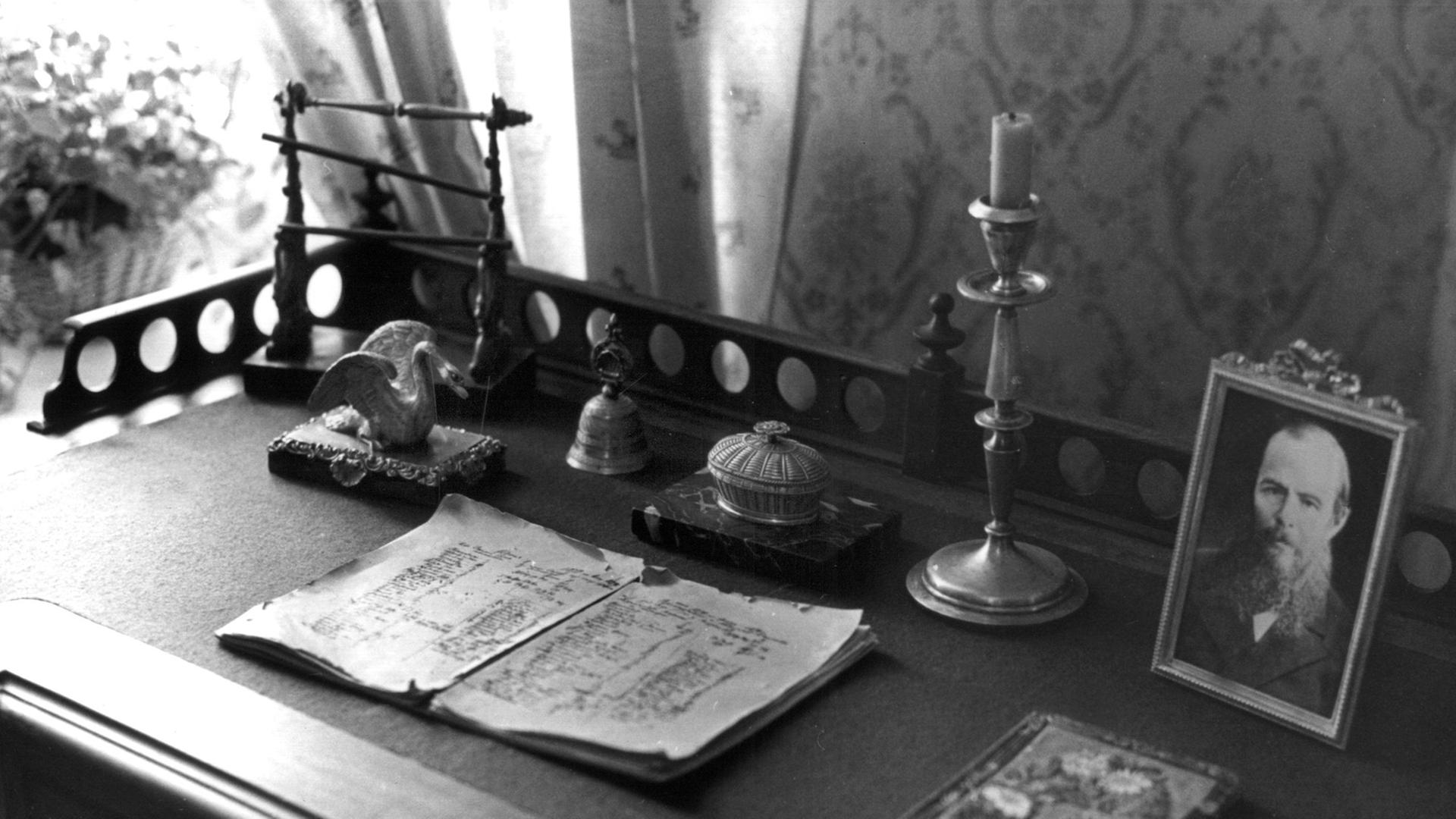 Der Schreibtisch des russischen Dichters Fjodor Michailowitsch Dostojewski im Museum in der Kusnetschni Straße in Sankt Petersburg. (Aufnahme vom Januar 1992). Dostojewski wurde am 11. November 1821 in Moskau geboren und starb am 9. Februar 1881 in St. Petersburg. Zu seinen bekanntesten Werken gehören "Die Brüder Karamasow", "Schuld und Sühne" und "Der Idiot".