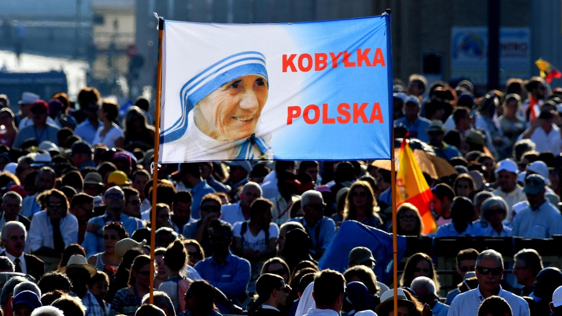 Papst Franziskus hat Mutter Teresa heilig-gesprochen.