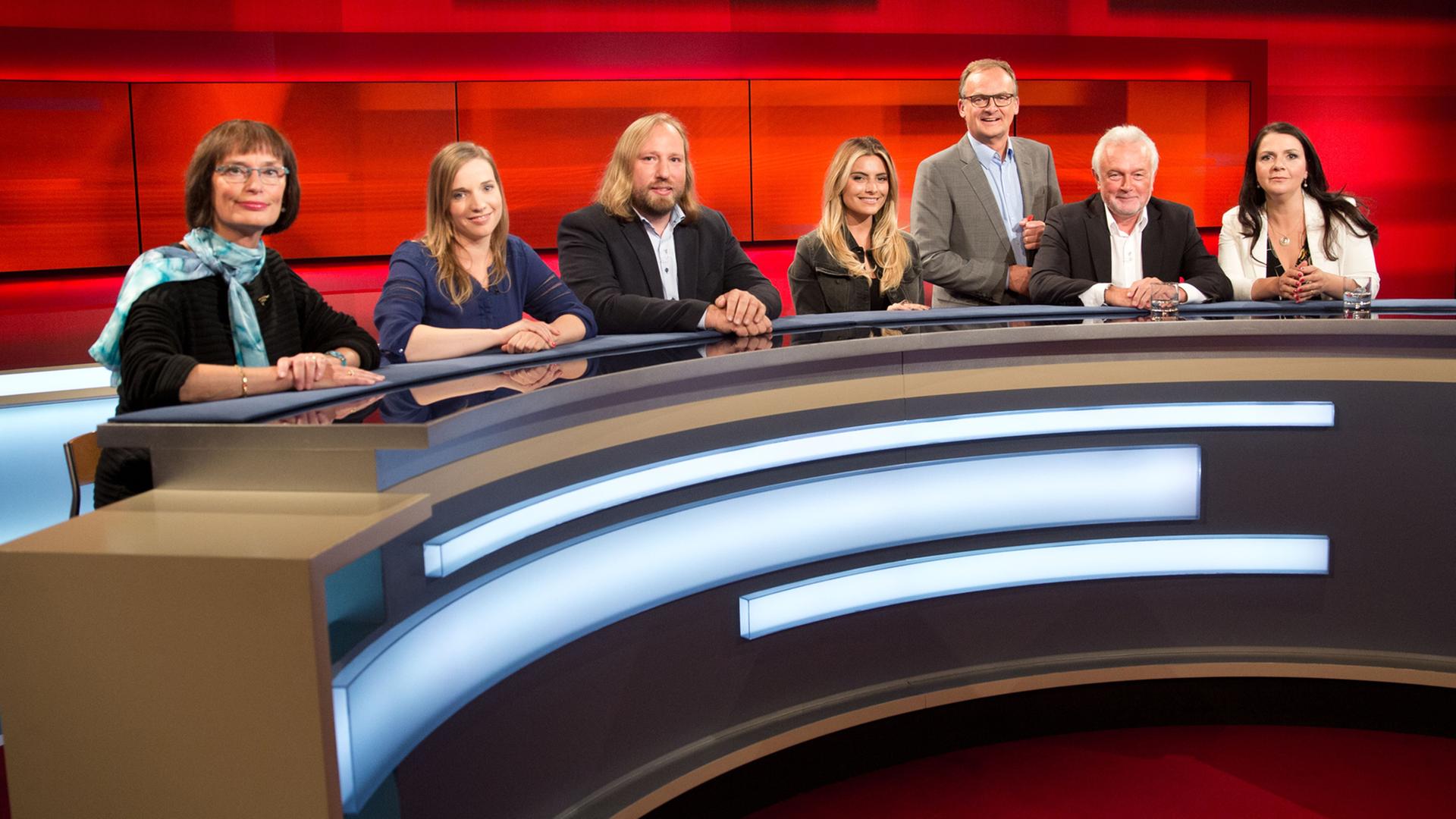 Moderator Frank Plasberg (stehend) mit seinen Gästen zum Thema Gender-Streit: Sybille Mattfeldt-Kloth (stv. Vorsitzende des Niedersächsischen Landesfrauenrats, l-r), Bloggerin Anne Wizorek, Grünen-Fraktionschef Anton Hofreiter, Schauspielerin Sophia Thomalla, FDP-Vizechef Wolfgang Kubicki und Autorin Birgit Kelle