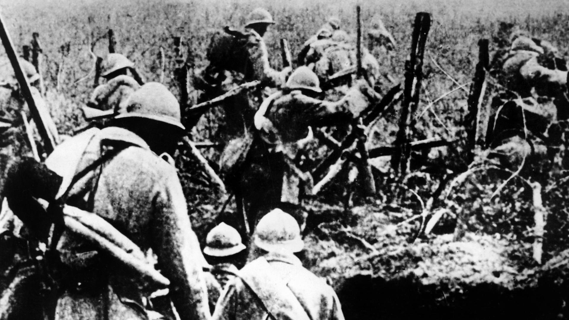 Französische Infanterie auf dem Schlachtfeld von Verdun im 1. Weltkrieg (1914-1918).