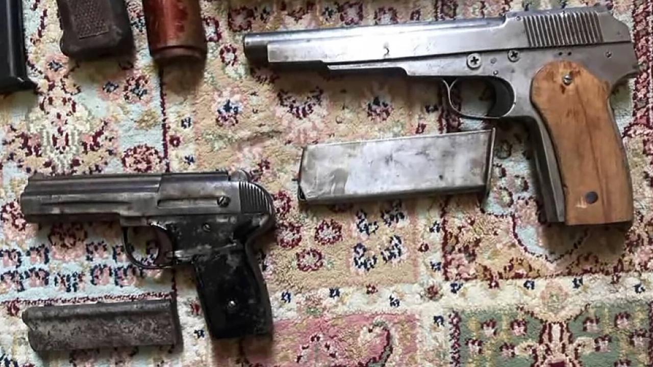 Pistolen auf einem Boden liegend: In Russland sichergestellte Waffen aus dem 3D-Drucker.
