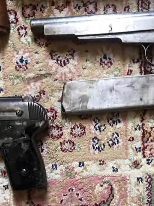 Pistolen auf einem Boden liegend: In Russland sichergestellte Waffen aus dem 3D-Drucker. Pistolen auf einem Boden liegend: In Russland sichergestellte Waffen aus dem 3D-Drucker.