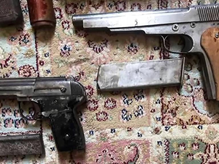 Pistolen auf einem Boden liegend: In Russland sichergestellte Waffen aus dem 3D-Drucker. Pistolen auf einem Boden liegend: In Russland sichergestellte Waffen aus dem 3D-Drucker.