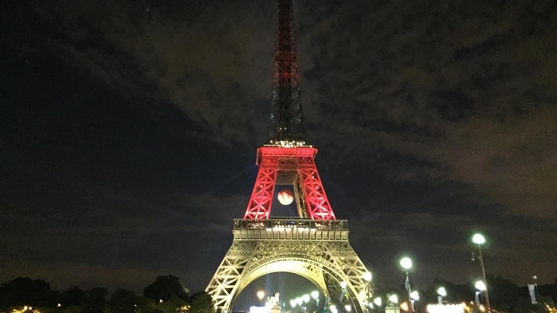 Der Eiffelturm erstrahlt in den deutschen Nationalfarben.