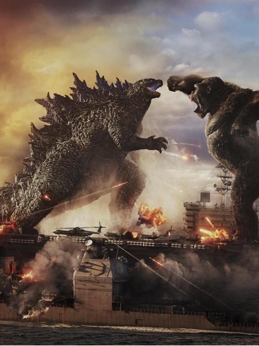 Godzilla und Kong verprügeln sich auf einem großen Militärfrachter