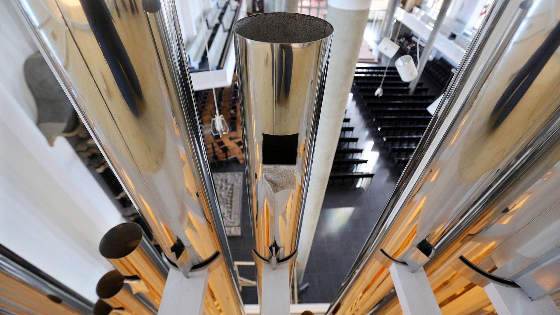 Ein Blick aus dem Orgelinneren in den Kirchenraum