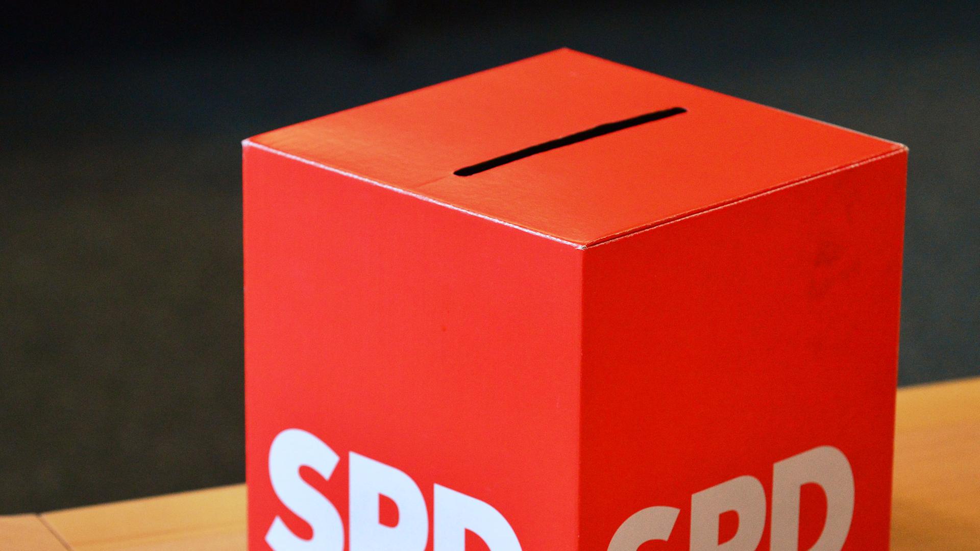 Ein Wahlurne mit der Aufschrift "SPD".