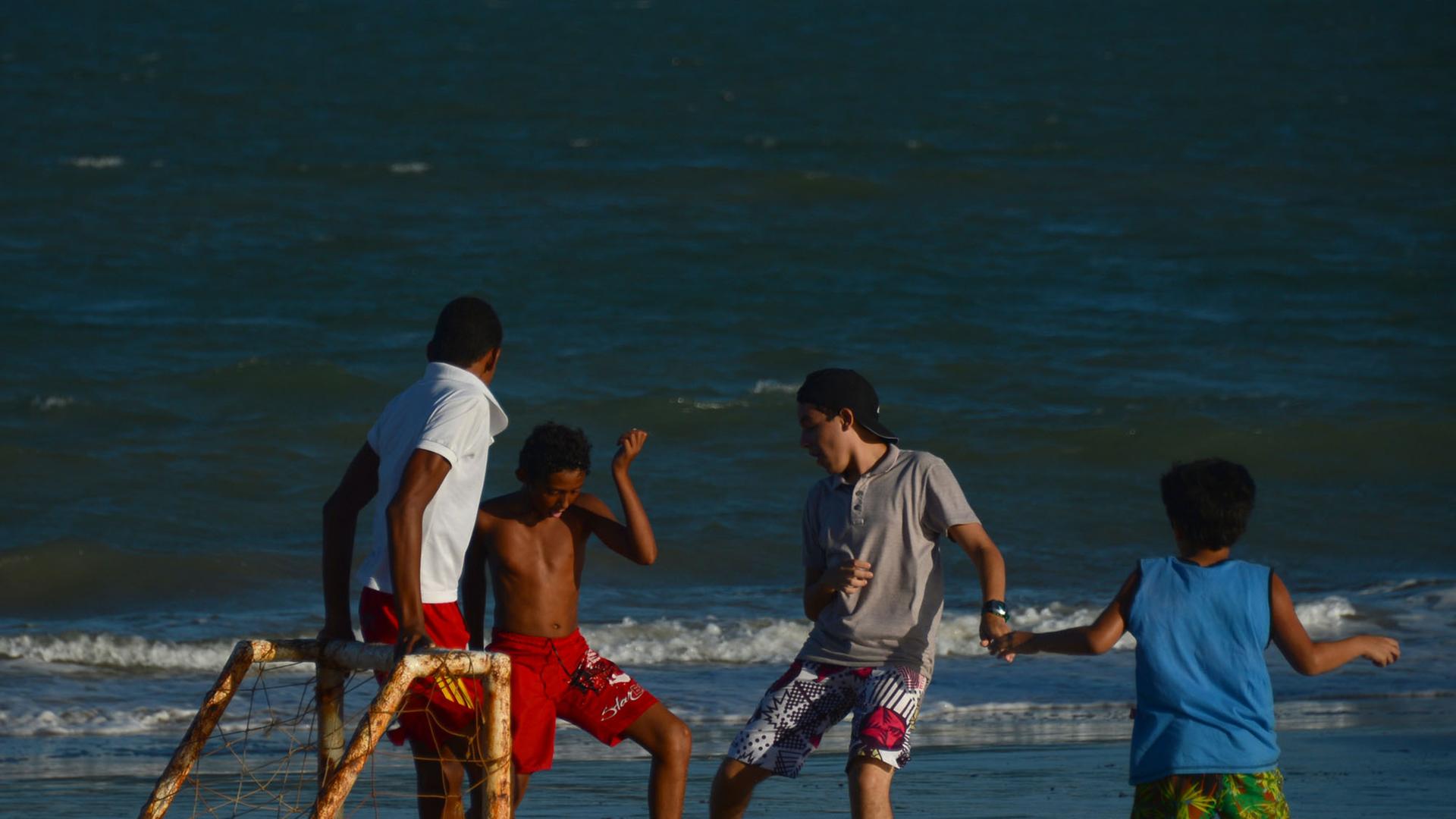 Strandfußballer in der Nähe der brasilianischen Großstadt Natal.