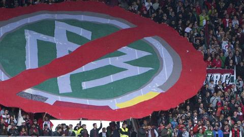 Proteste von Fans gegen den DFB, hier beim FC Augsburg
