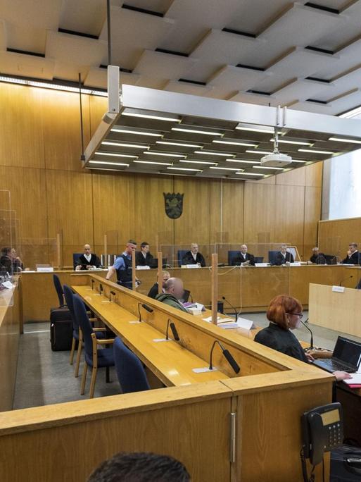 Blick in einen Gerichtssaal in Frankfurt am Main, wo der Prozess gegen die Angeklagten im Mordfall Walter Lübcke verhandelt wird.