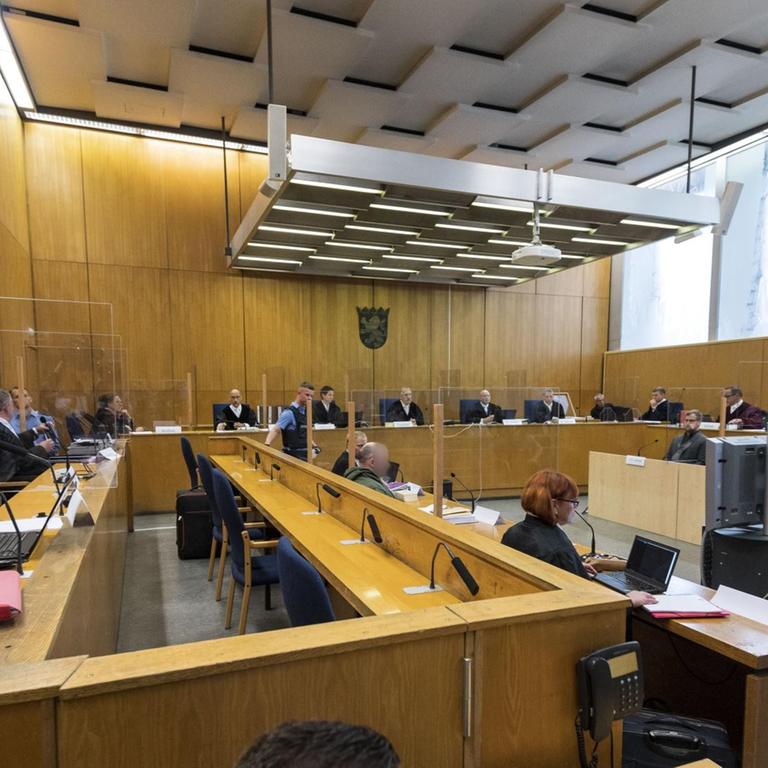 Blick in einen Gerichtssaal in Frankfurt am Main, wo der Prozess gegen die Angeklagten im Mordfall Walter Lübcke verhandelt wird. 
