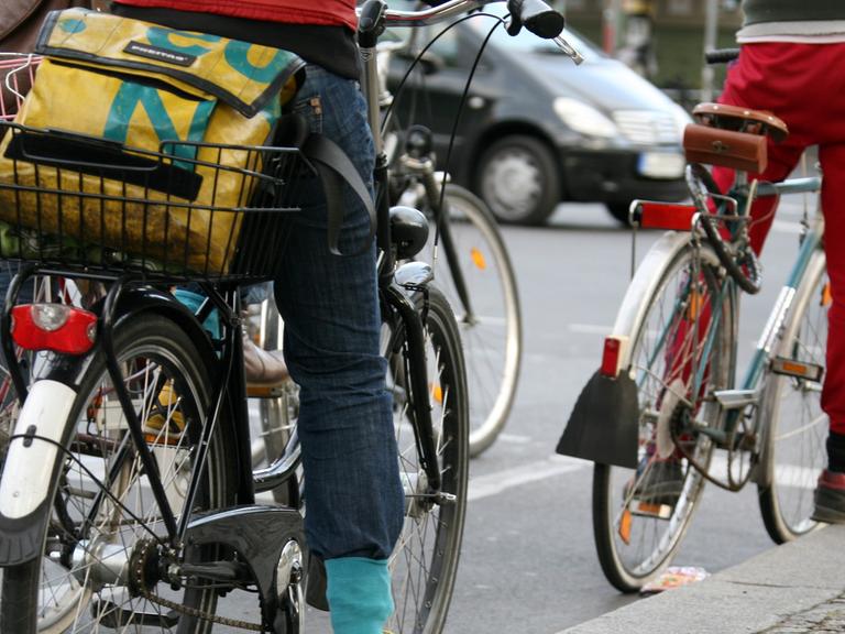 Radfahrer warten an einer Ampel in der Oranienstraße am Görlitzer Bahnhof in Kreuzberg in Berlin.