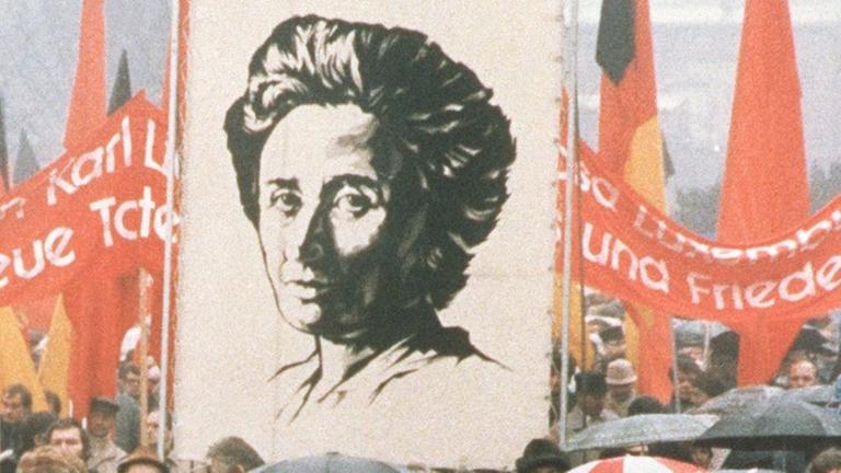 Eine der vielen Demonstrationen zu Ehren der Mitbegründer der Kommunistischen Partei Deutschlands (KPD), Rosa Luxemburg und Karl Liebknecht (1988)