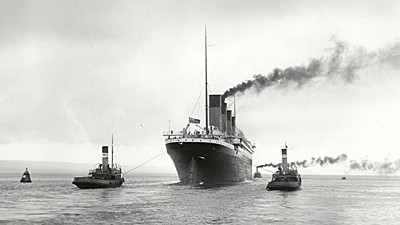 Die Titanic wird zu ihrer Jungfernfahrt im April 1912 aus dem Belfaster Hafen geschleppt