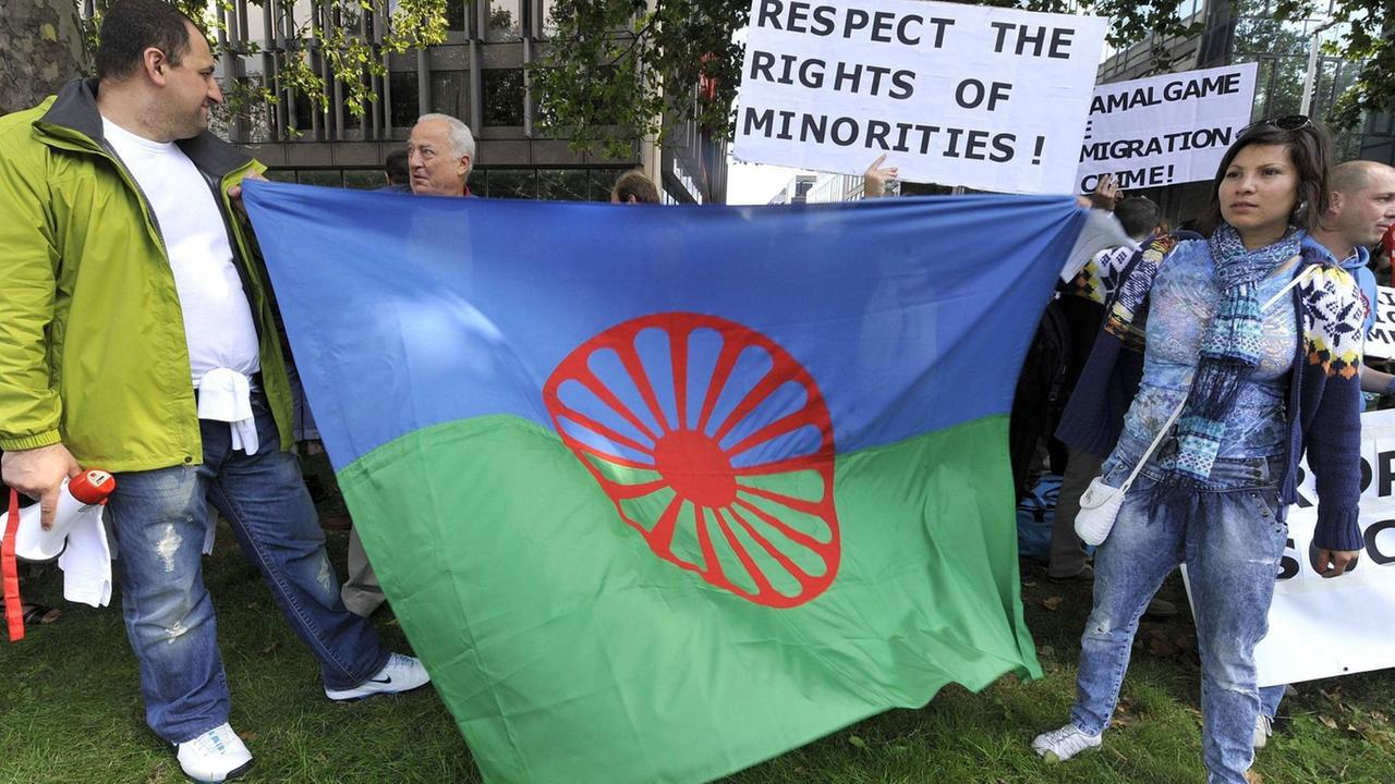 Die Roma-Flagge auf einer Demonstration im Jahr 2010 im belgischen Brüssel