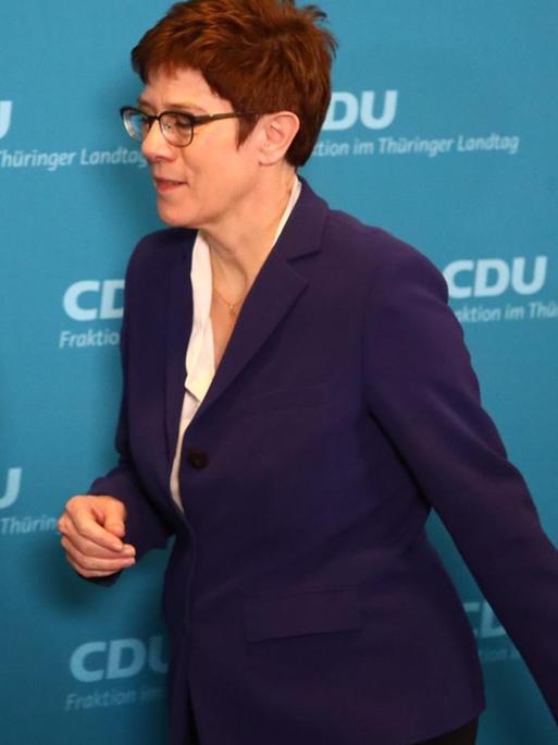 Die CDU-Bundesvorsitzende Kramp-Karrenbauer stellt sich in der Nacht zum 7.2. in Erfurt kurz den Journalisten.