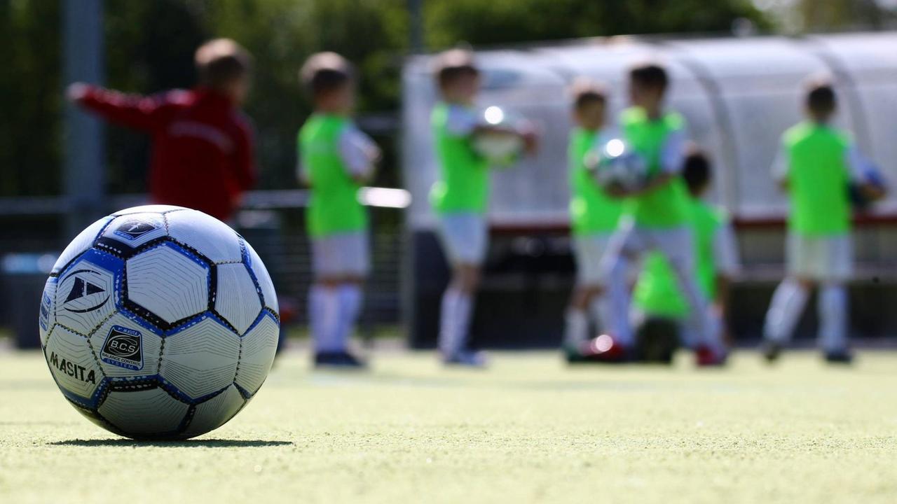 Kinder beim Fußballtraining auf einem Kunstrasenplatz
