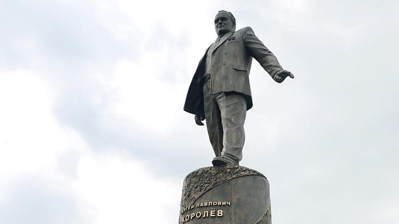 Eine Statue des russischen Raktenbauers Sergej Korolew in Moskau