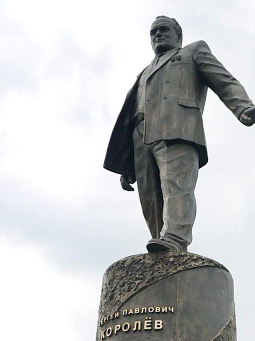 Eine Statue des russischen Raktenbauers Sergej Korolew in Moskau