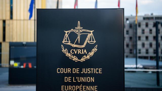 Das Bild zeigt ein Schild vor dem Europäischen Gerichtshof mit der Aufschrift "Cour de Justice de l'union Européene" im Europaviertel auf dem Kirchberg.