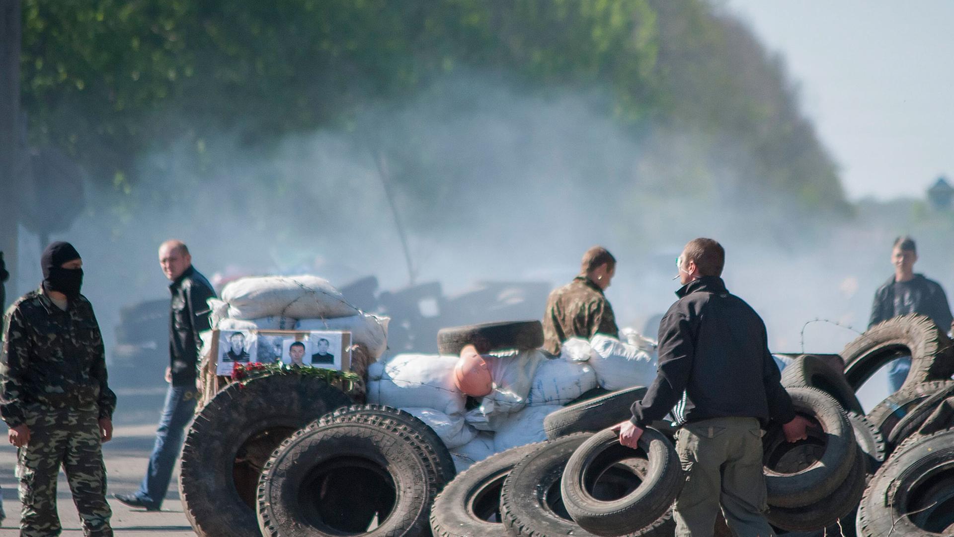 Prorussische Separatisten an einem Kontrollpunkt in der Nähe von Slawiansk