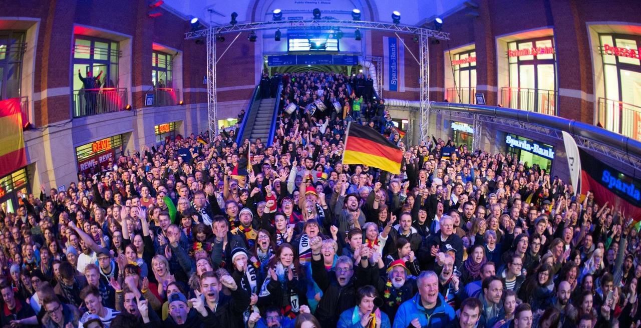 Zahlreiche Fans jubeln am 31.01.2016 während eines Public Viewings im Hauptbahnhof in Kiel (Schleswig-Holstein) beim Finale der Handball-EM zwischen Deutschland und Spanien. 