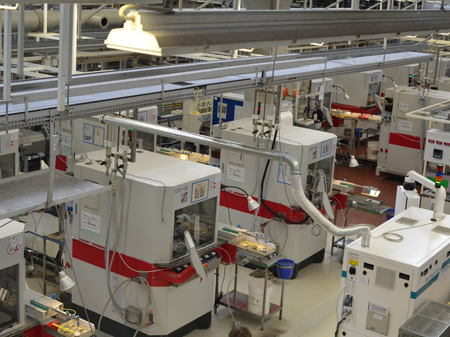 NUR FIRMENPORTRÄT: Die Politur der Brillengläser geschieht in dieser Fabrikhalle. NUR FIRMENPORTRÄT: Die Politur der Brillengläser geschieht in dieser Fabrikhalle.