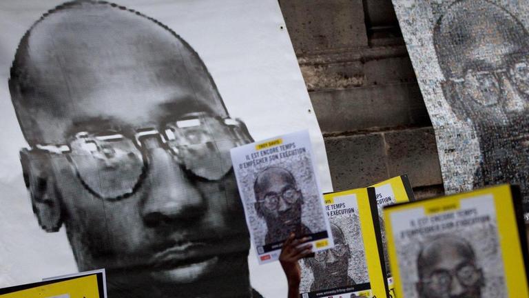 Mit Transparenten und Parolen: Demonstration gegen die Todesstrafe für den Afro-Amerikaner Troy Davis 2011 in Paris