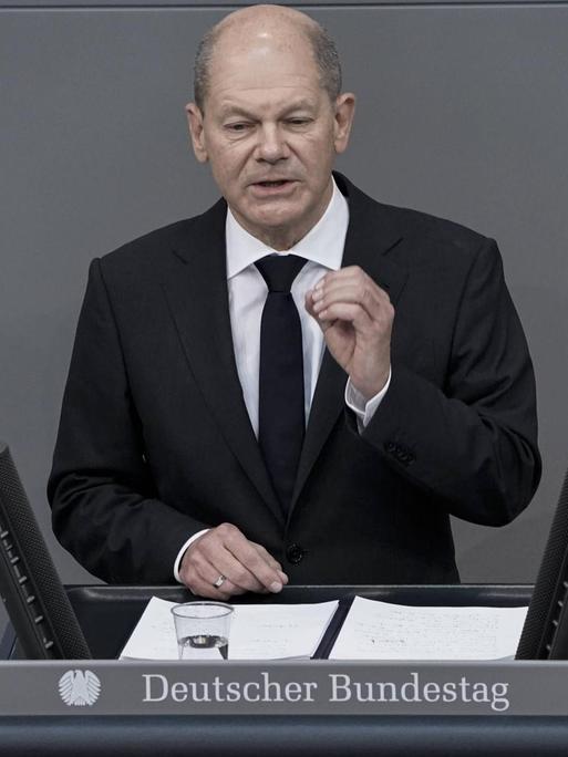Berlin, Olaf Scholz bei seiner Rede im Bundestag.
