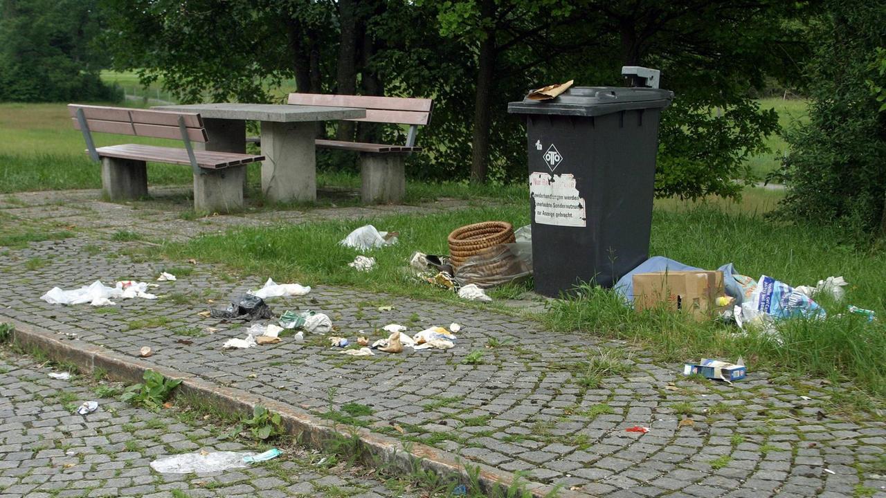 Müll an einem Picknickplatz einer Autoraststätte
