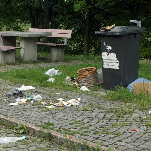 Müll an einem Picknickplatz einer Autoraststätte