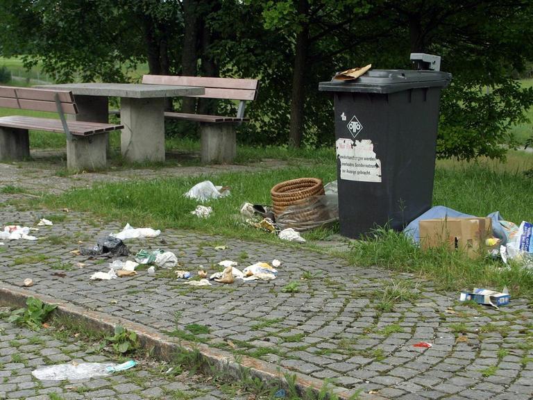 Müll an einem Picknickplatz einer Autoraststätte