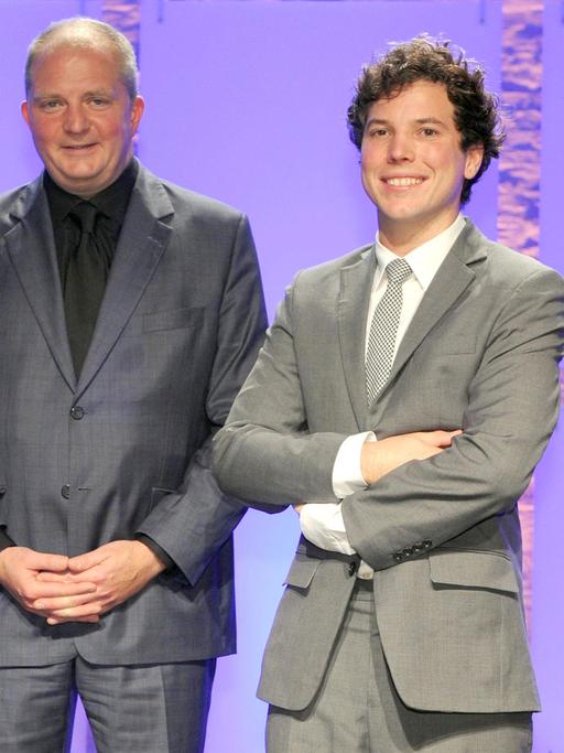 Grimme Online Award: Mitglieder des Teams der Internetseite "Pressekompass" und Laudator Jörg Thadeusz (2.v.l)