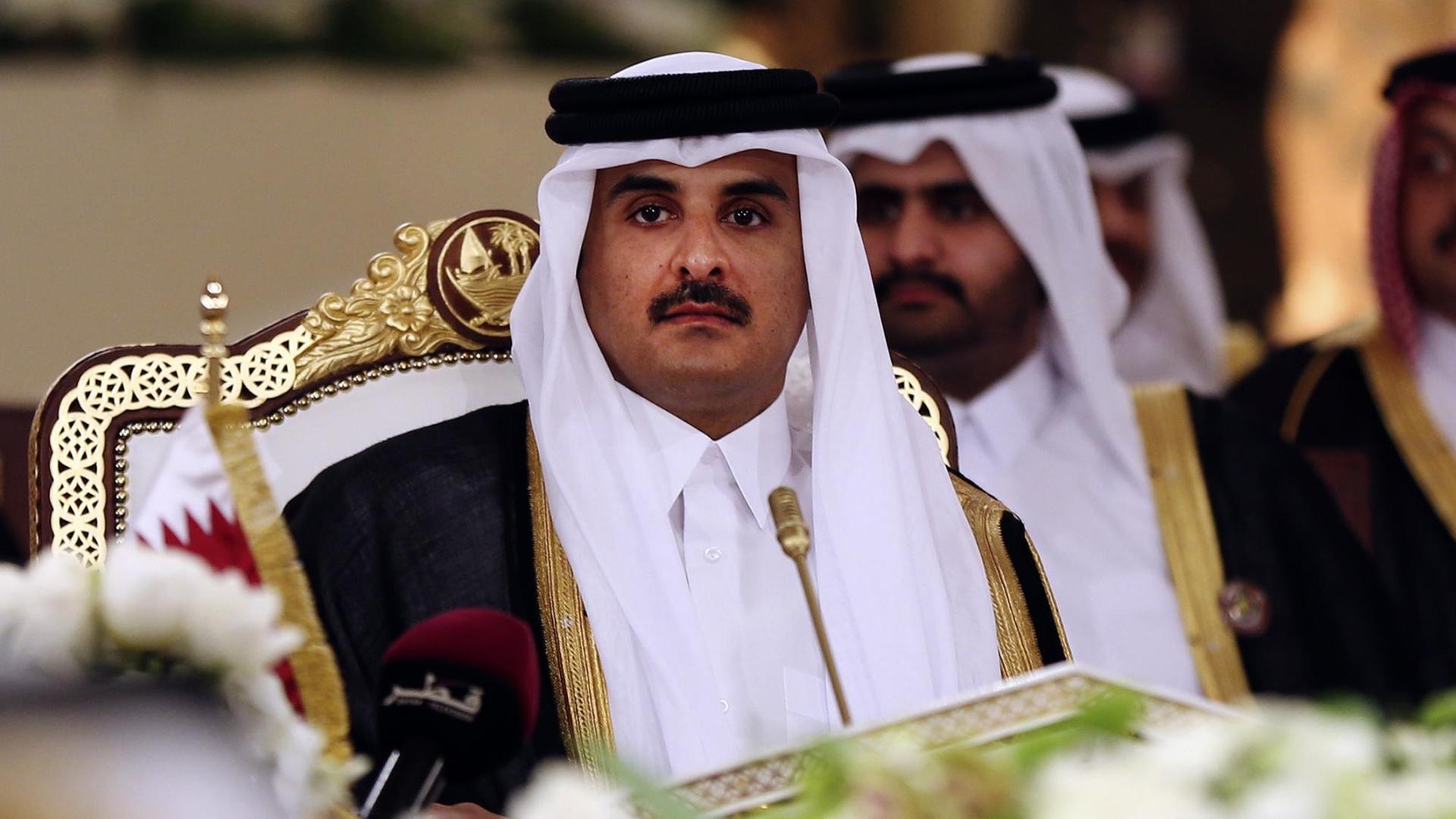 Der Emir von Katar berät sich bei einem Treffen des Golf-Kooperationsrats in Doha mit Amtskollegen / Archivbilc