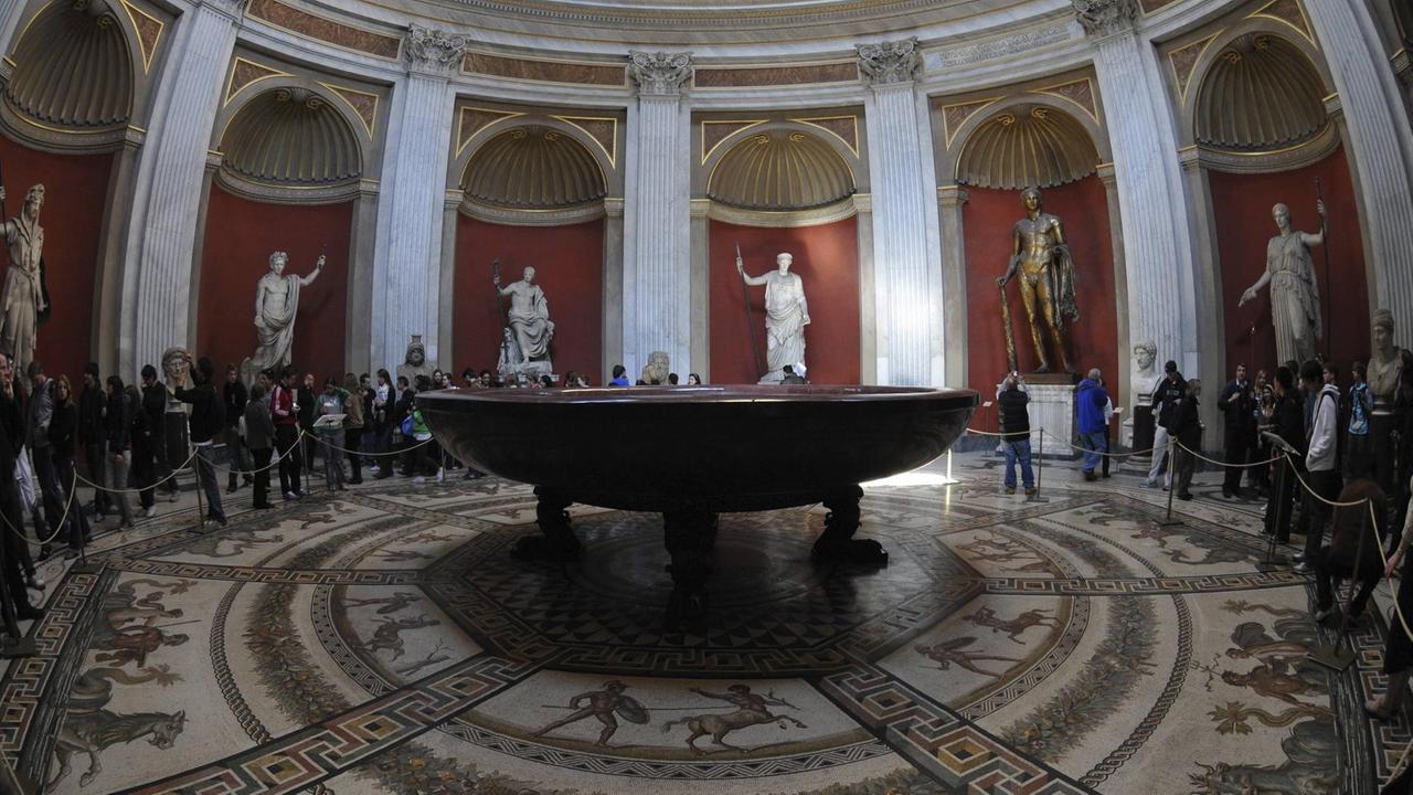 Die 'Sala da Rotunda' im Museo Pio-Clementino, eines der vatikanischen Museen. In der Mitte zu sehen ist ein rundes monolithisches Porphyrbecken.