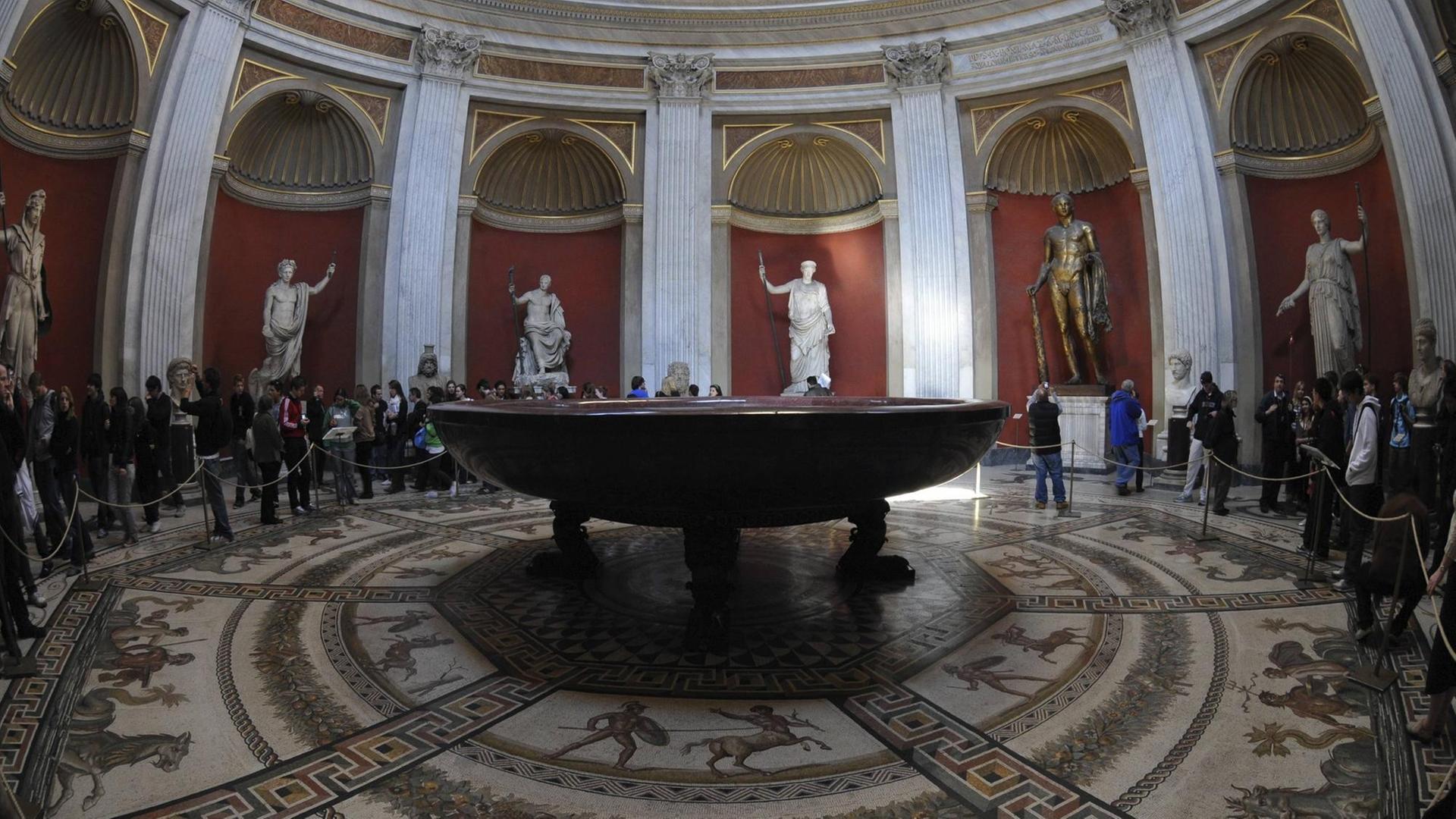 Der 'Sala da Rotunda' im Museo Pio-Clementino, eines der vatikanischen Museen. In der Mitte zu sehen ist ein rundes monolithisches Porphyrbecken. Der 'Sala da Rotunda' im Museo Pio-Clementino, eines der vatikanischen Museen. In der Mitte zu sehen ist ein rundes monolithisches Porphyrbecken.