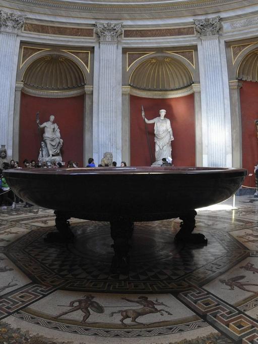 Der 'Sala da Rotunda' im Museo Pio-Clementino, eines der vatikanischen Museen. In der Mitte zu sehen ist ein rundes monolithisches Porphyrbecken.