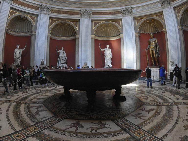 Der 'Sala da Rotunda' im Museo Pio-Clementino, eines der vatikanischen Museen. In der Mitte zu sehen ist ein rundes monolithisches Porphyrbecken.