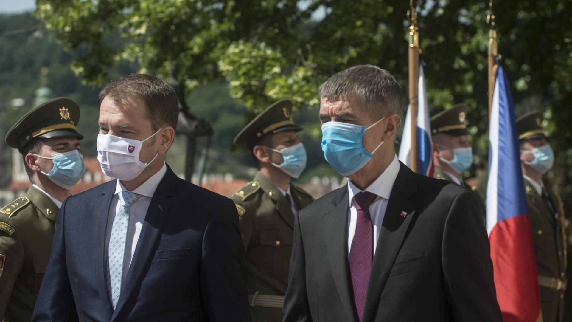 Der tschechische Premierminister Andrej Babis (rechts im Bild) und der slowakische Ministerpräsident Igor Matovic, beide mit Gesichtsmasken, am 3.6.2020 in Prag.