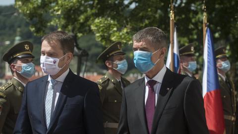 Der tschechische Premierminister Andrej Babis (rechts im Bild) und der slowakische Ministerpräsident Igor Matovic, beide mit Gesichtsmasken, am 3.6.2020 in Prag.