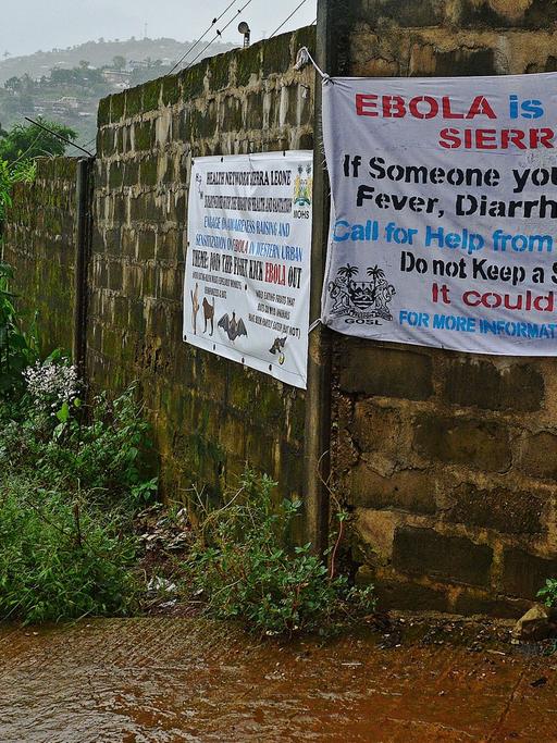 Ein Transparent in Sierra Leone warnt die Menschen vor dem Ebola-Virus.