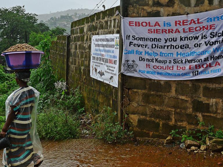 Ein Transparent in Sierra Leone warnt die Menschen vor dem Ebola-Virus