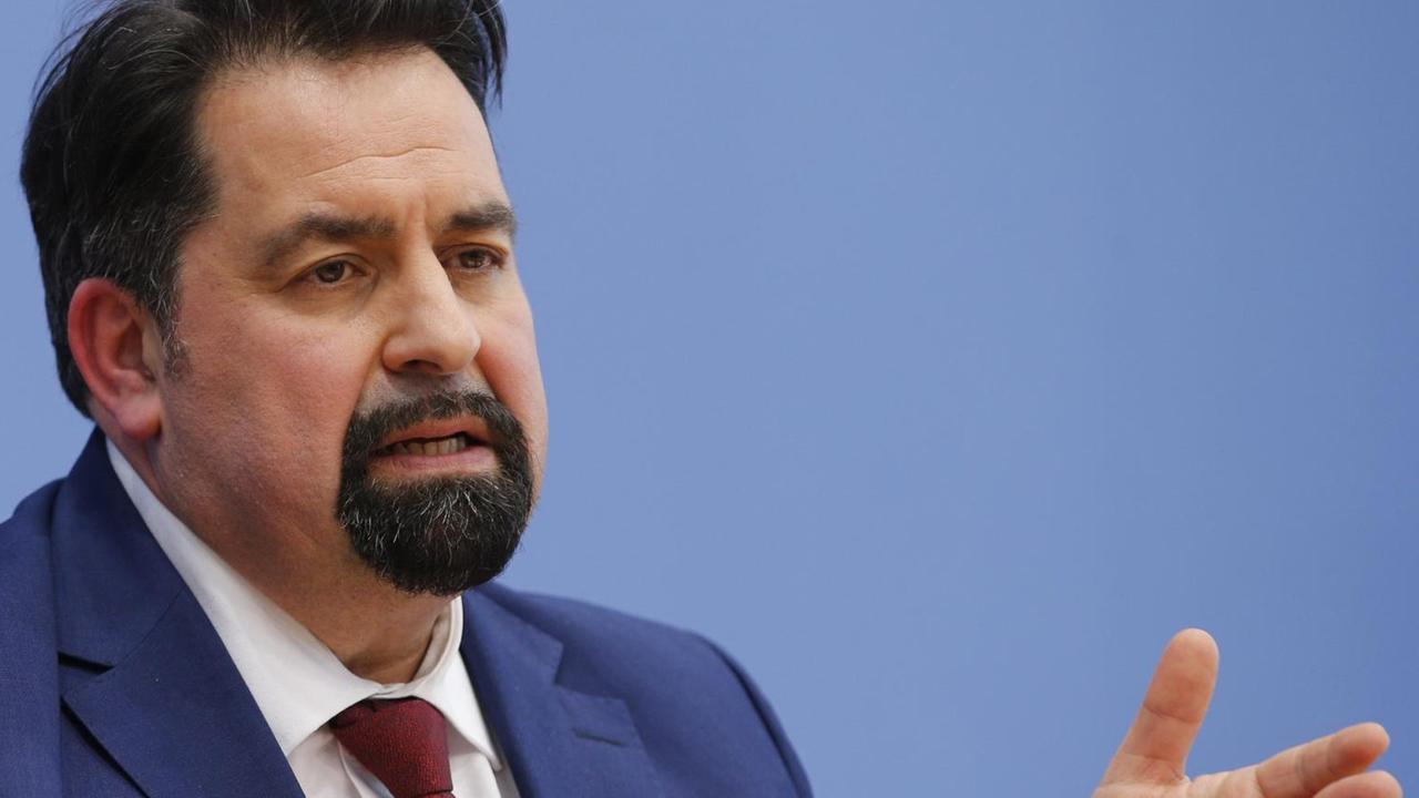 Aiman A. Mazyek ist Vorsitzender des Zentralrats der Muslime in Deutschland bei einer Pressekonferenz in Berlin im Februar 2020