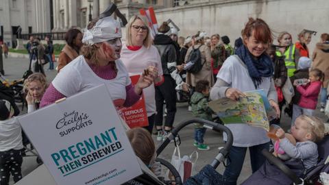 Hunderte von Frauen nahmen an einem Marsch teil, der von der Kampagne "Pregnant Then Screwed", zu Deutsch: "Erst schwanger, dann gelinkt", organisiert wurde.