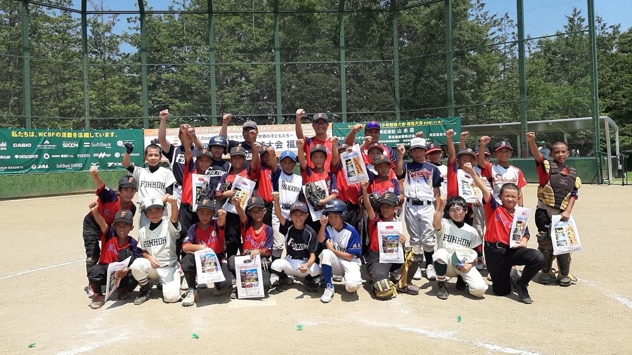 Nachwuchs-Bassballer zeigen ihrer Urkunden bei der „World Children’s Baseball Fair“ in Fukushima